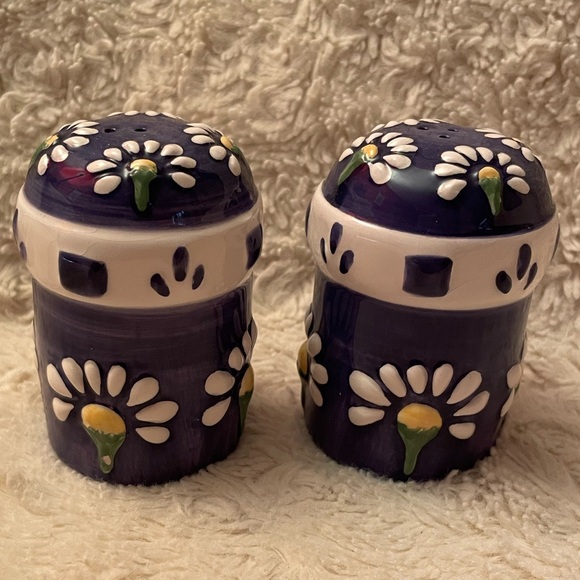 ONEIDA China Sakura Discontinued Spring Daisy Salt & Pepper Shakers - Picture 1 of 6